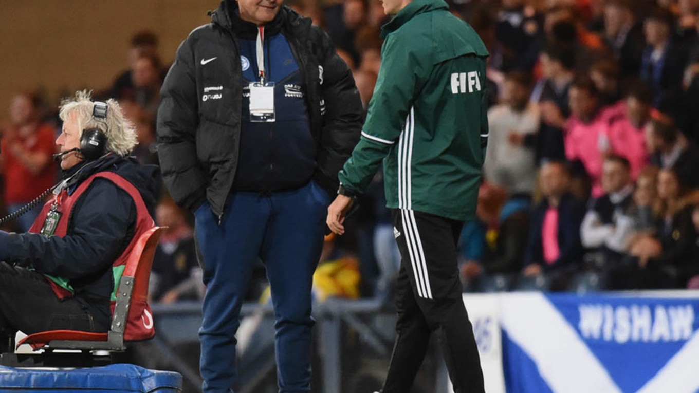 Tréner Slovenska Ján Kozák mal čo povedať štvrtému rozhodcovi v zápase so Škótskom.