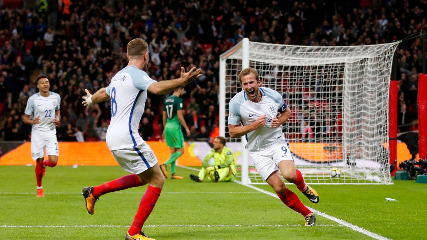 Anglicko oslavuje postup po triumfe nad Slovinskom.