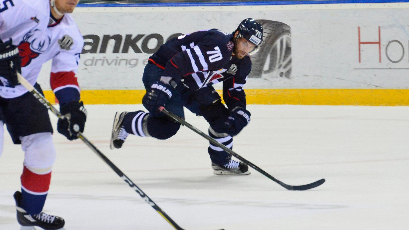 Zľava: Renat Mamashev z Torpedo Nižnij Novgorod a Radek Smoleňák z HC Slovan Bratislava počas zápasu.