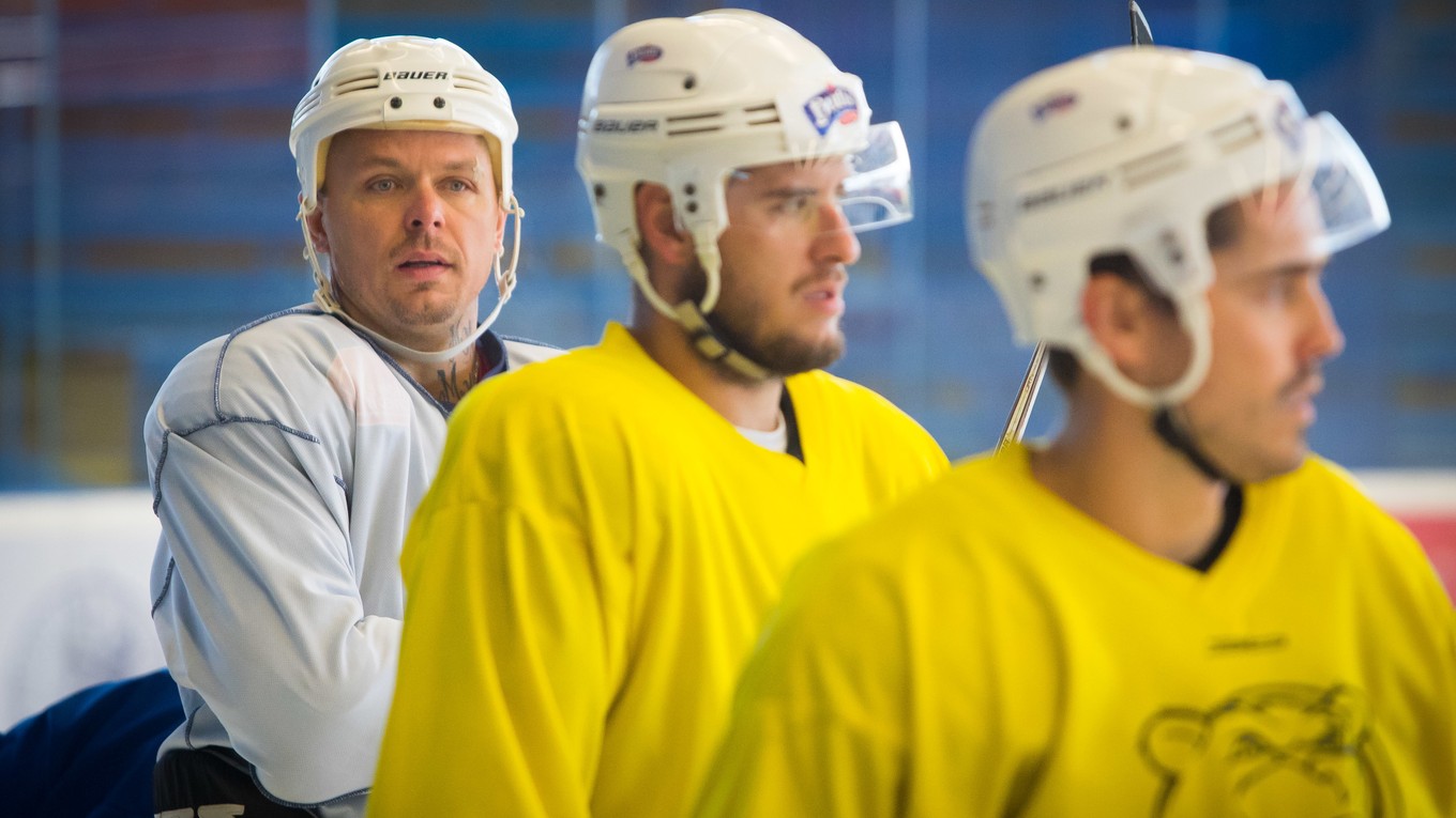 Na snímke vľavo Martin Bartek počas prípravy na ľade tímu HC 07 Detva pred štartom Tipsport ligy 2016/2017.