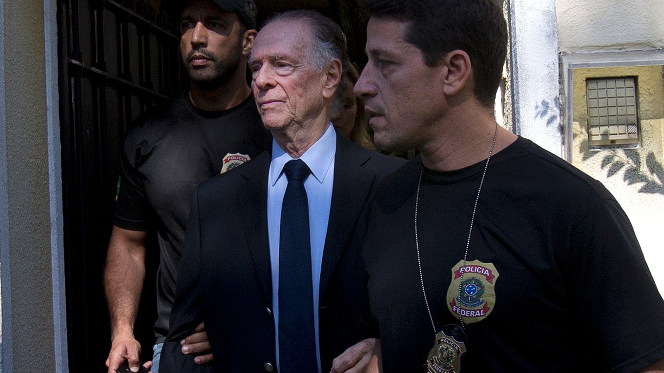 Carlosa Arthura Nuzmana (v strede) zatkli pre podozrenie z kupovania hlasov.