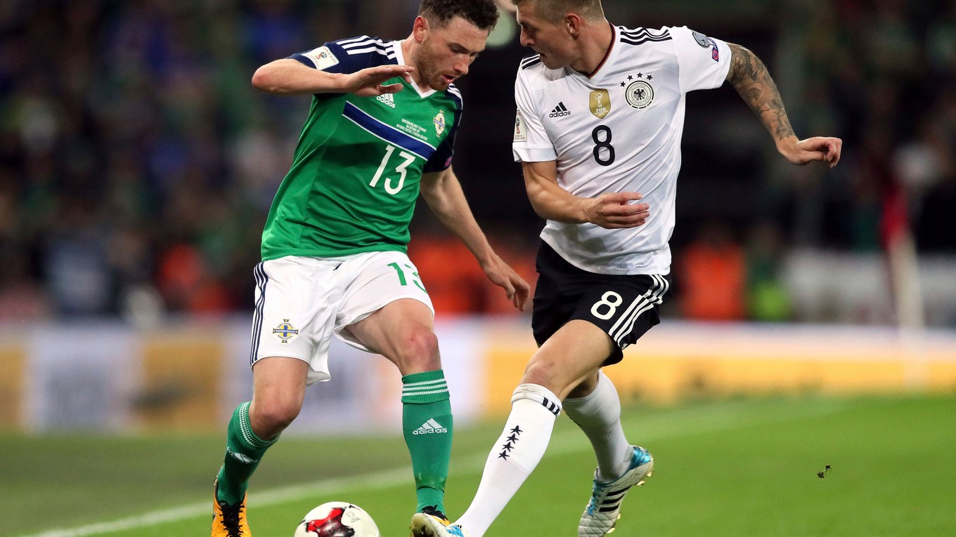 Toni Kroos (vpravo) nastúpil za Nemecko v kvalifikačnom zápase proti Severnému Írsku.