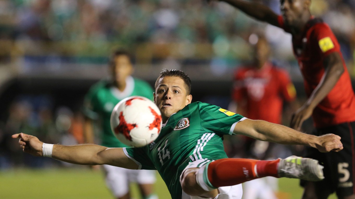 Mexičan Javier Hernández strieľa v kvalifikačnom zápase proti Trinidadu a Tobago.