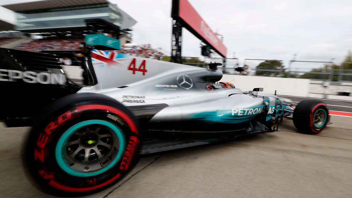 Lewis Hamilton bol v kvalifikácii v Japonsku najrýchlejší.