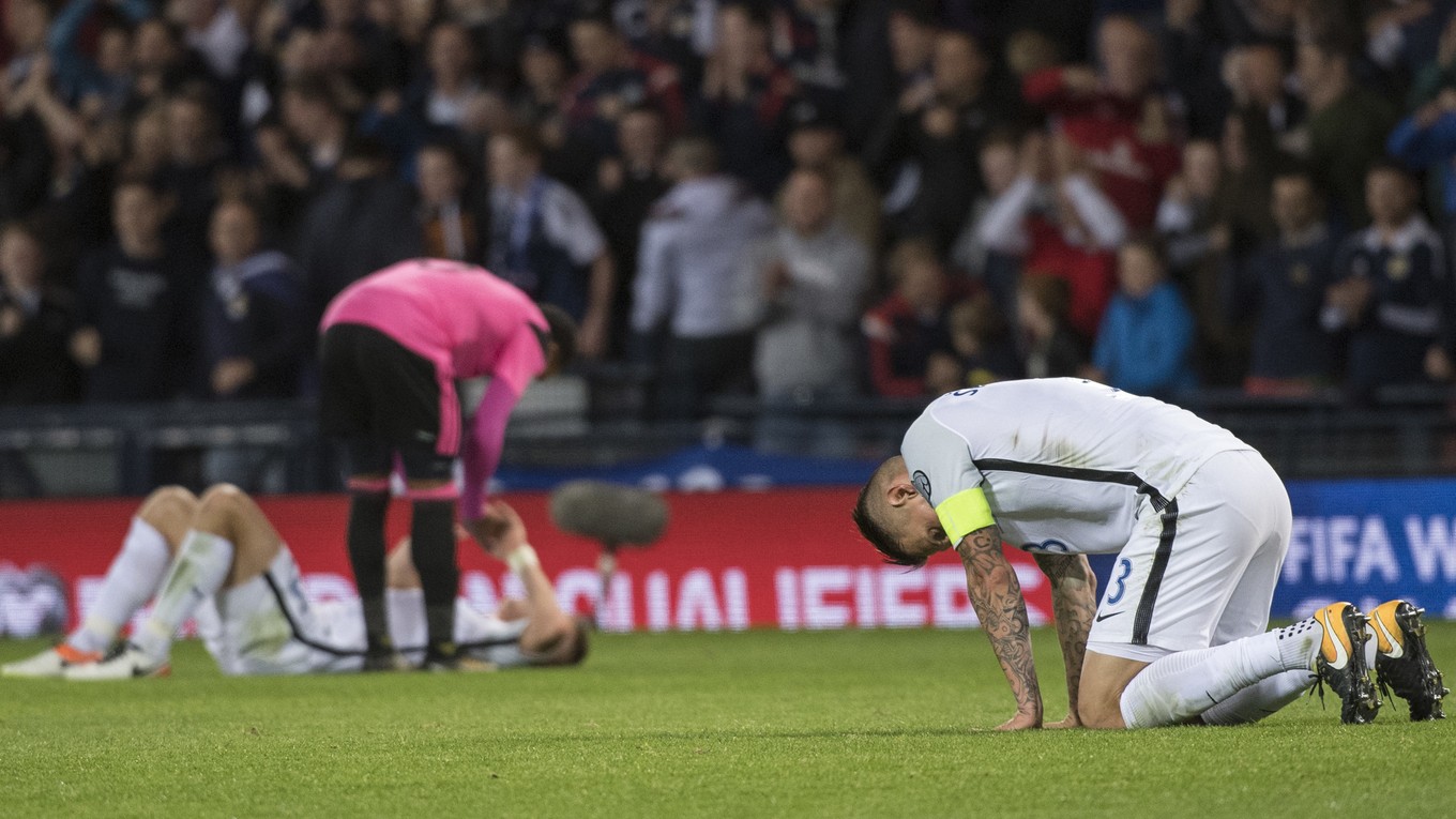 Kapitán Martin Škrtel (vpravo) smúti po prehre v Škótsku.