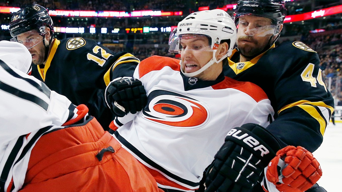 Prevažnú časť kariéry v NHL odohral Zach Boychuk (v strede) v drese Caroliny Hurricanes.
