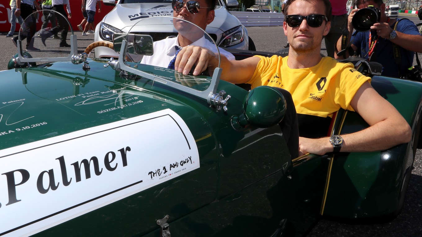 Jolyon Palmer v historickom vozidle pred Veľkou cenou Japonska, ktorá bola jeho poslednou v tíme Renault.