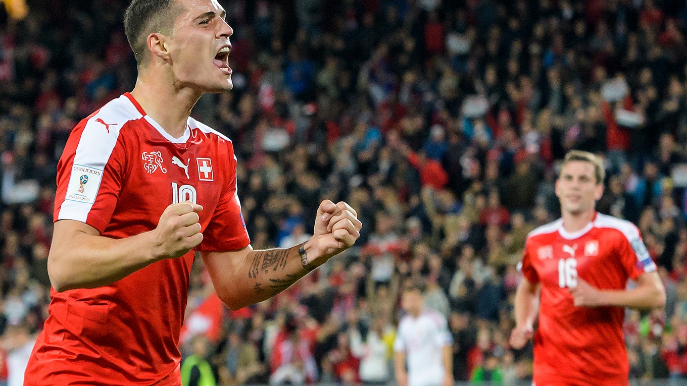 Granit Xhaka oslavuje svoj gól do siete Maďarska.