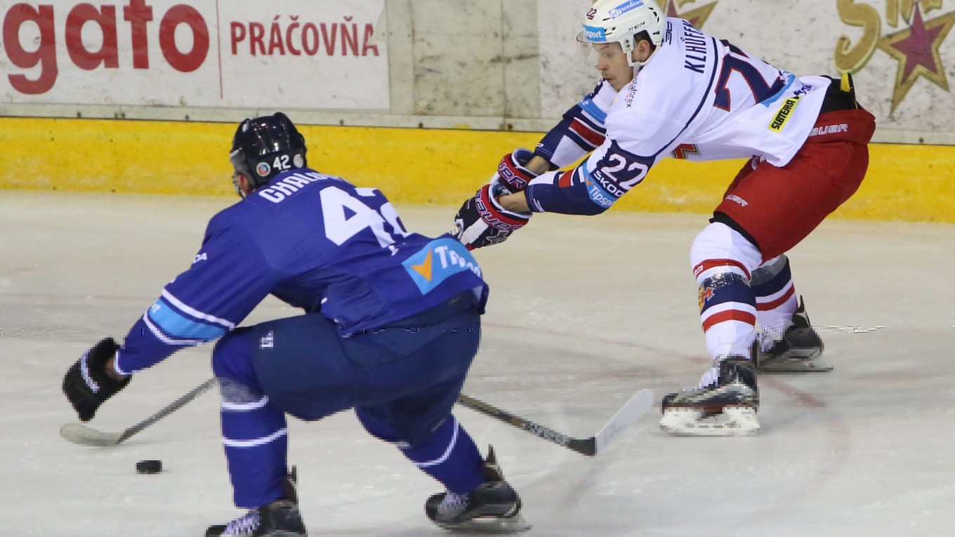 Petr Chaloupka (vľavo) si vlani obliekal aj dres Popradu. Na snímke bráni Zvolenčana Pavla Klhůfka.