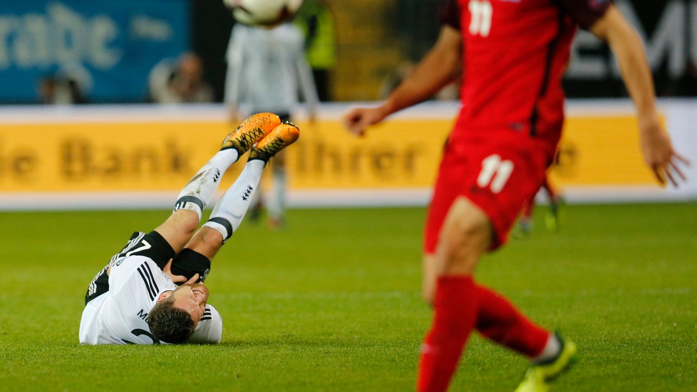 Shkodran Mustafi sa vážne zranil v zápase proti Azerbajdžanu.