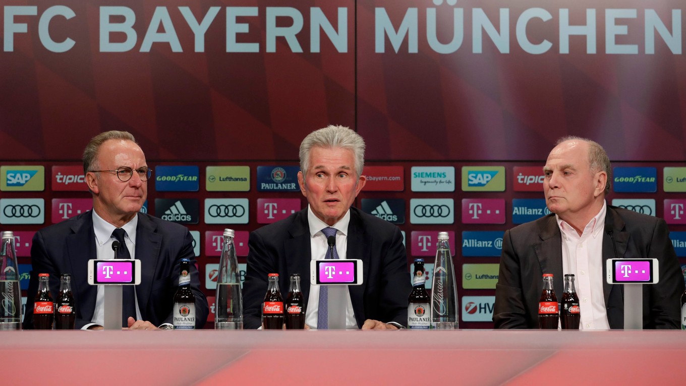Na snímke uprostred nový tréner futbalistov nemeckého klubu Bayernu Mníchov Jupp Heynckes, vľavo šéf predstavenstva klubu Karl-Heinz Rummenigge a vpravo prezident klubu Uli Hoeness počas tlačovej konferencie.