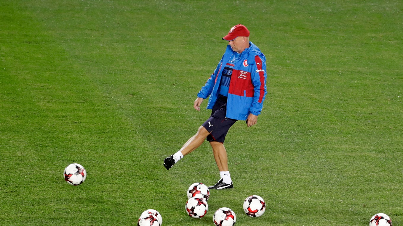 Karel Jarolím pokračuje v pozícii trénera Česka.