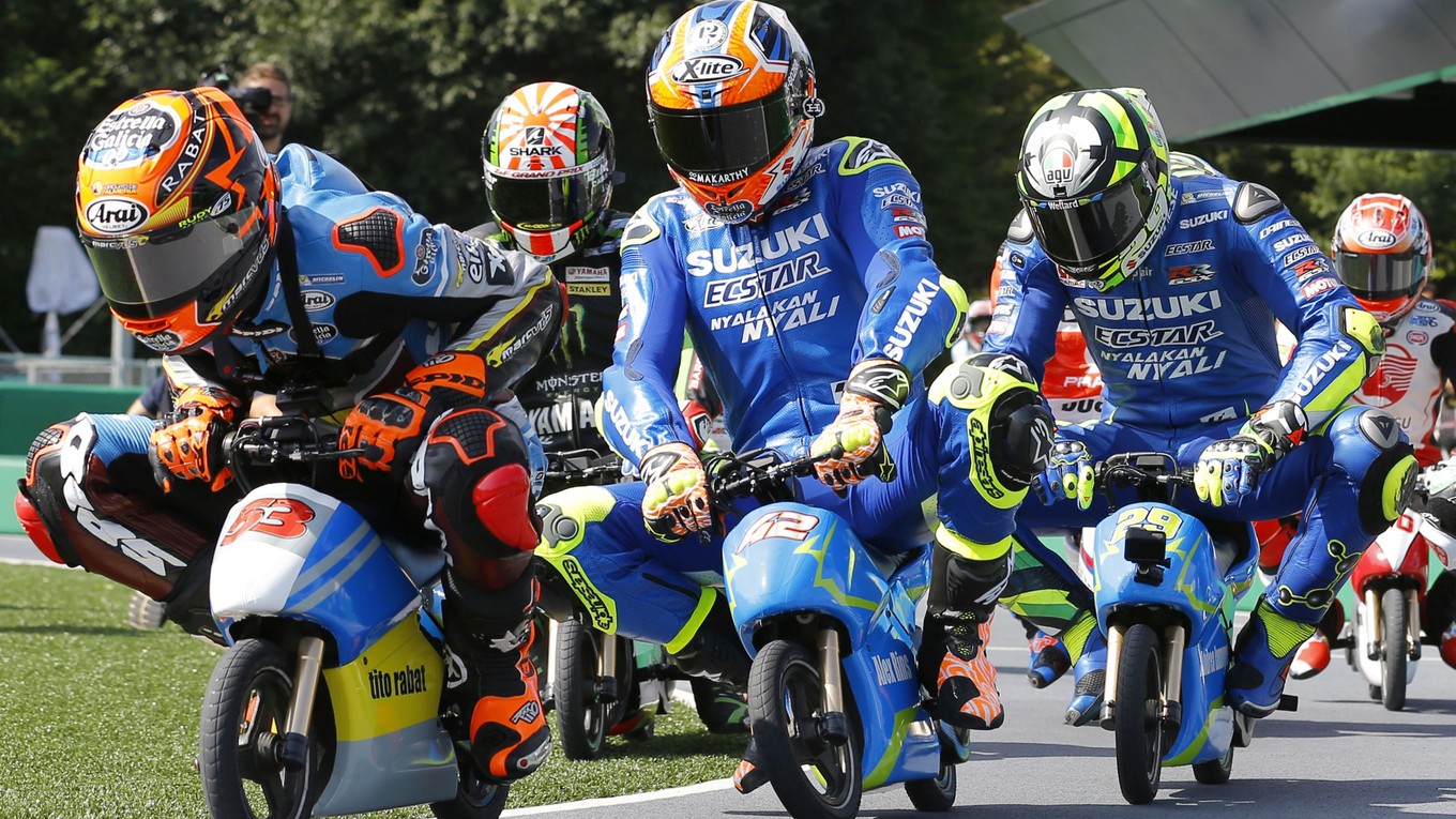 Pretekári MotoGP Tito na okruhu v Motegi pred VC Japonska seriálu MS cestných motocyklov.