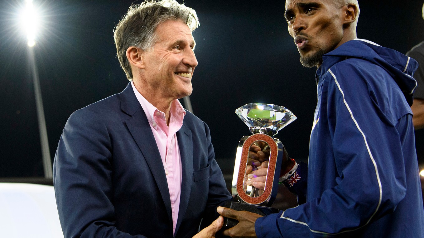 Prezident IAAF Sebastian Coe (vľavo) a Mo Farah, ilustračná snímka.