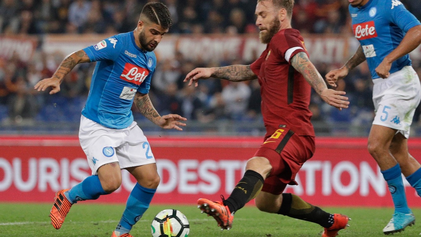 Lorenzo Insigne (vľavo), jediný úspešný strelec v zápase.