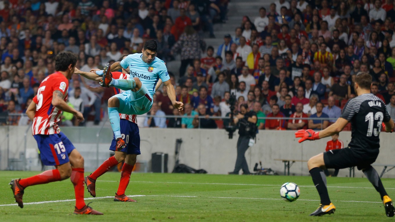 Luis Suárez strieľa vyrovnávajúci gól.