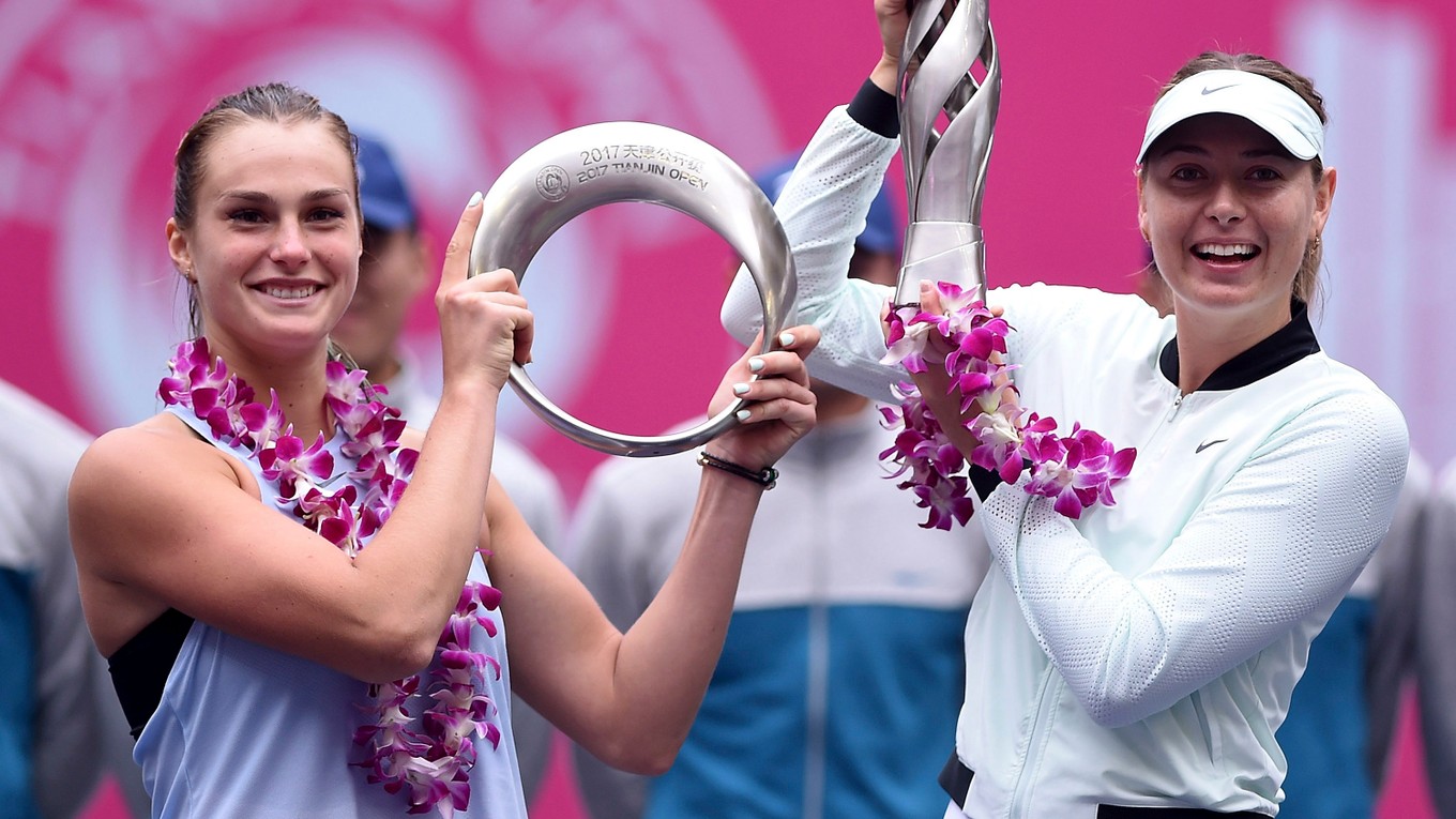 Ruská tenistka Maria Šarapovová (vpravo) pózuje s trofejou po víťazstve nad Bieloruskou Arinou Sobolenkovou (vľavo).