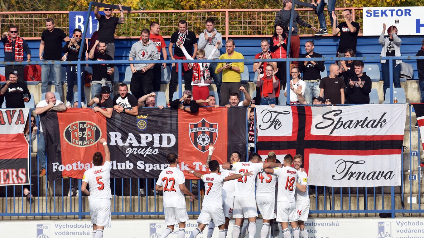 Futbalisti Trnavy sa radujú so svojimi fanúšikmi po jednom z gólov.