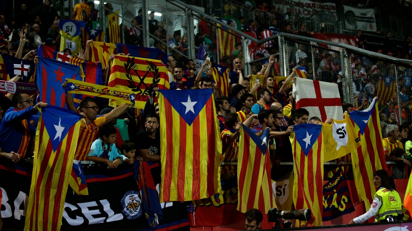 Fanúšikovia Barcelony s katalánskymi vlajkami.
