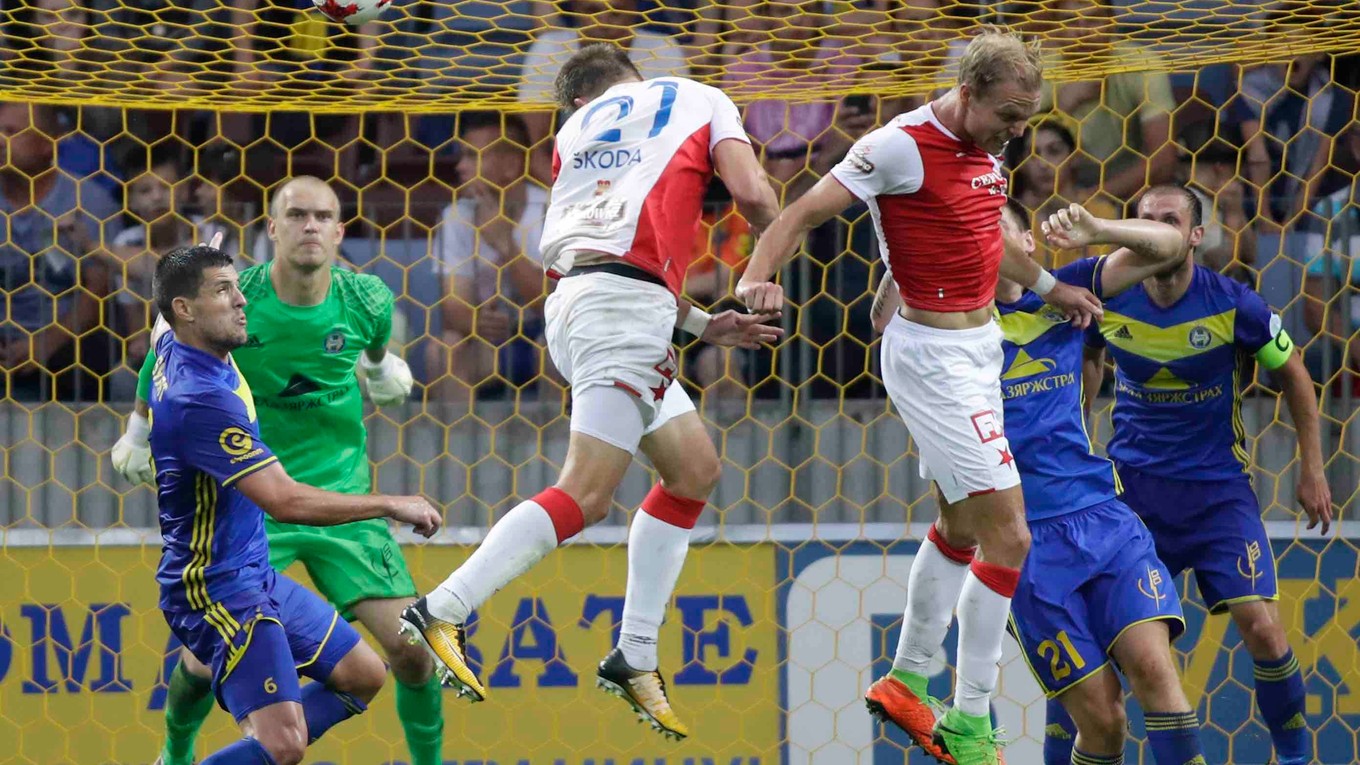 Milan Škoda (uprostred) po rohu skóroval.