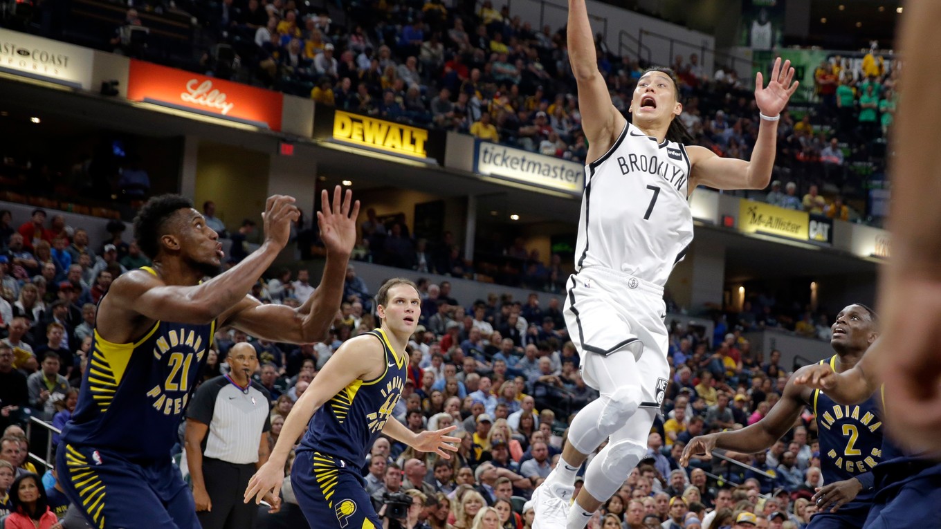 Jeremy Lin (v bielom).
