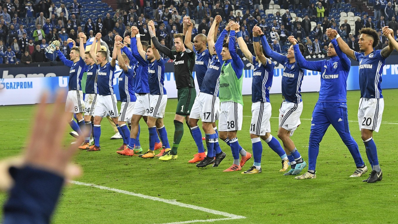 Schalke oslavovalo pred vlastnými fanúšikmi.