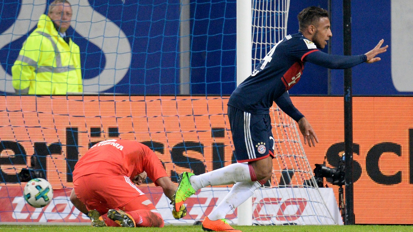 Na snímke vpravo hráč Bayernu Corentin Tolisso oslavuje víťazný gól, vľavo pekonaný brankár Hamburgu Christian Mathenia.