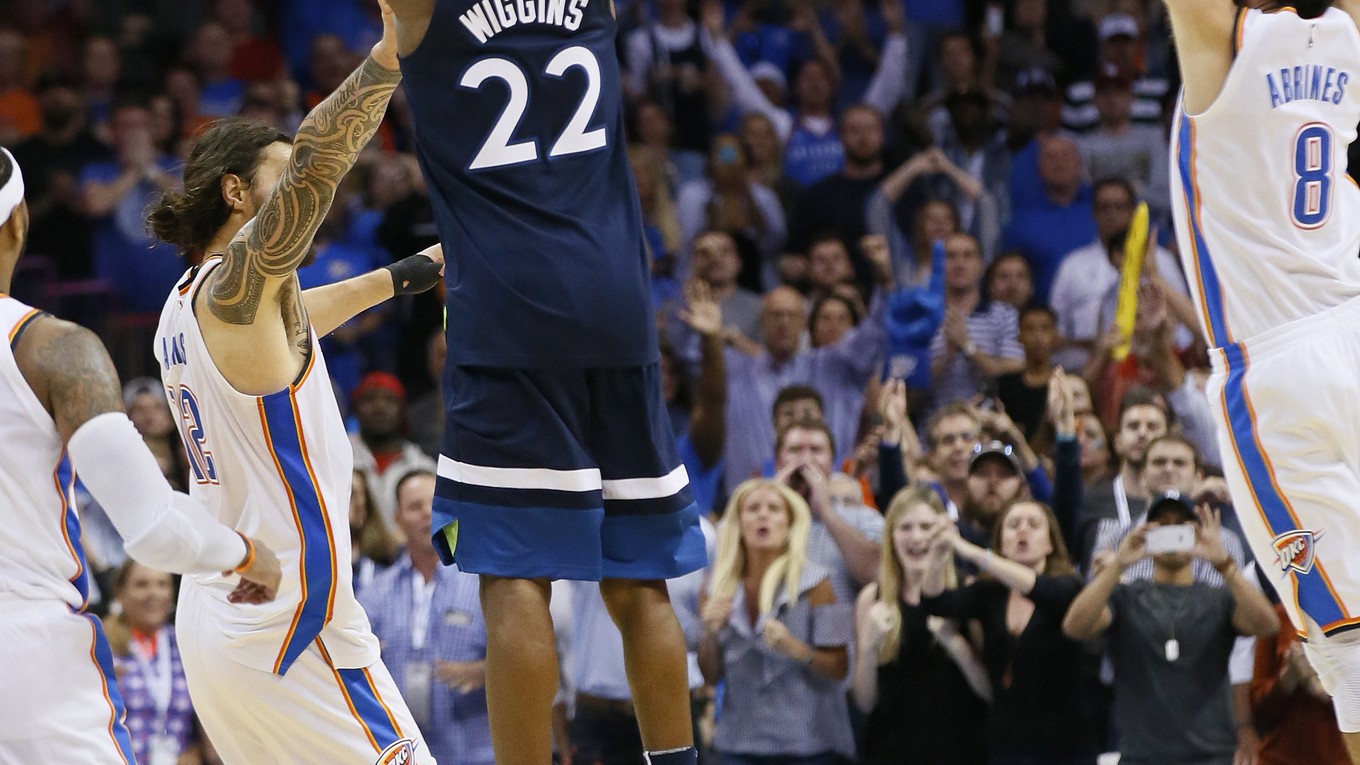 Andrew Wiggins strieľa rozhodujúcu trojku.
