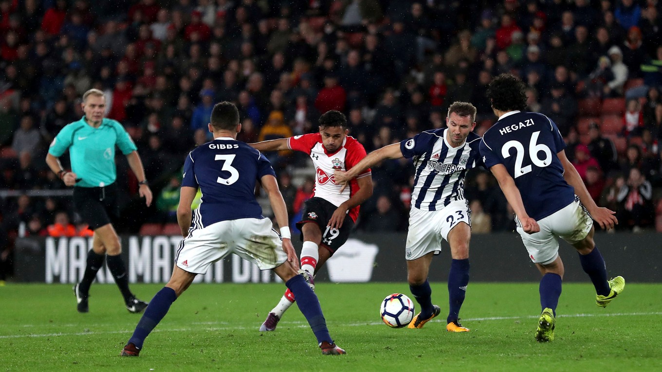 Sofiane Boufal (v strede) strieľa jediný gól Southamptonu v zápase proti West Bromwichu Albion.