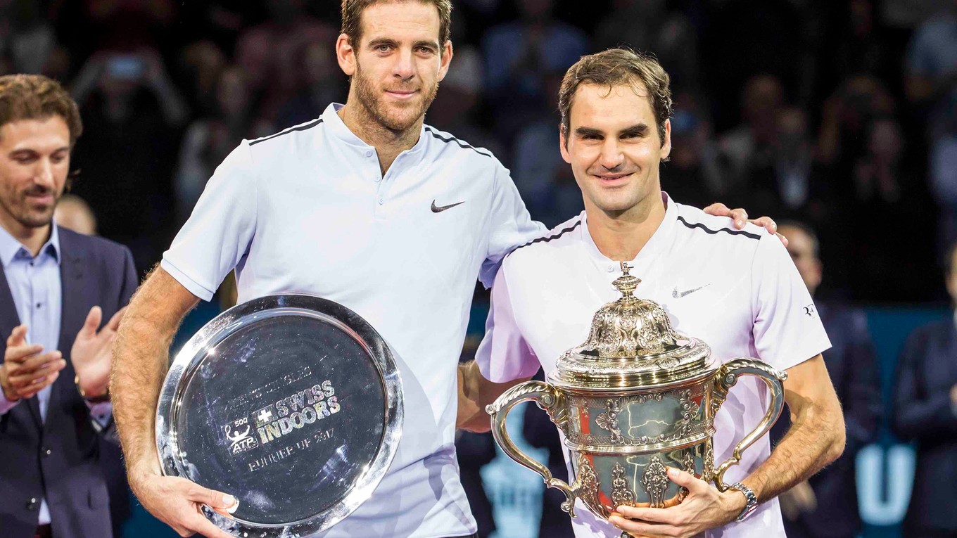 Víťaz turnaja v Bazileji Roger Federer (vpravo) a porazený finalista Juan Martin del Potro.