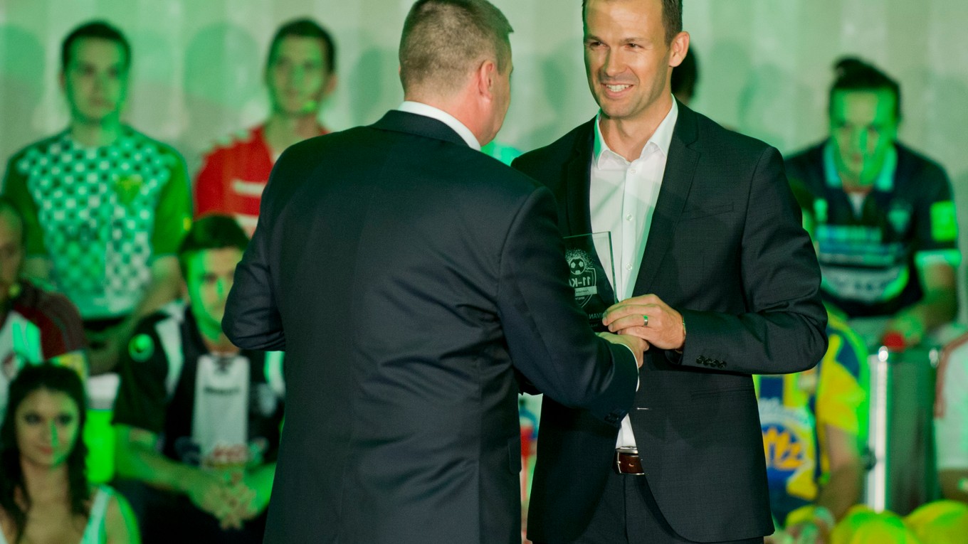 Na snímke z 3. júla 2016 si Ivan Kružliak (vpravo) preberá ocenenie pre najlepšieho rozhodcu sezóny 2015/2016 na Slovensku.