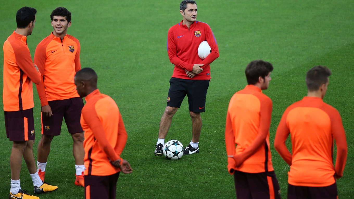 Tréner Ernesto Valverde pripravuje svojich zverencov na zápas Ligy majstrov proti Olympiakosu Pireus.