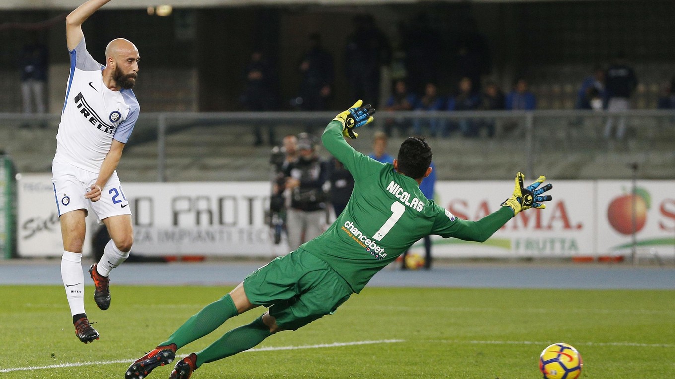 Borja Valero (vľavo) strieľa prvý gól Interu v zápase.