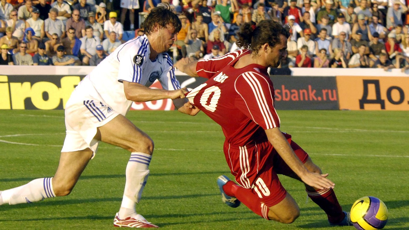 Na archívnej snímke Radek Šírl v drese Zenitu Petrohrad (vľavo) ťahá za dres Jána Hözla z Vionu v zápase druhého predkola futbalového Pohára UEFA v roku 2007.