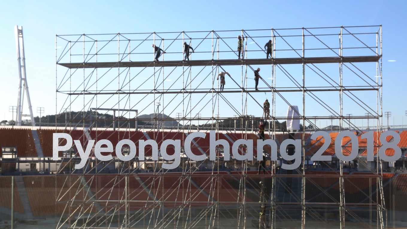 Olympijský štadión v Pjongčangu je stále v rekonštrukcii.