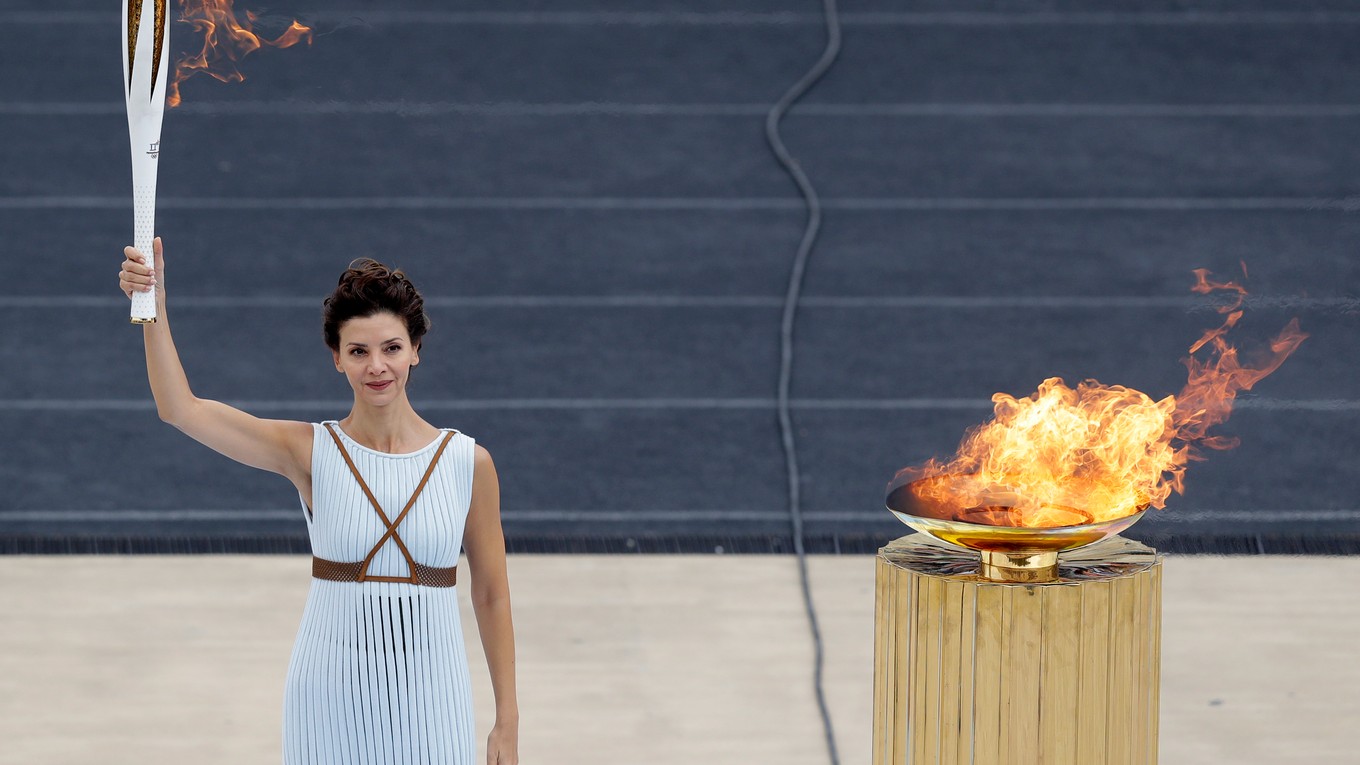 Herečka Katerina Lehouová, oblečená ako veľkokňažná, zapálila pochodeň 24. októbra v antickej Olympii. 
