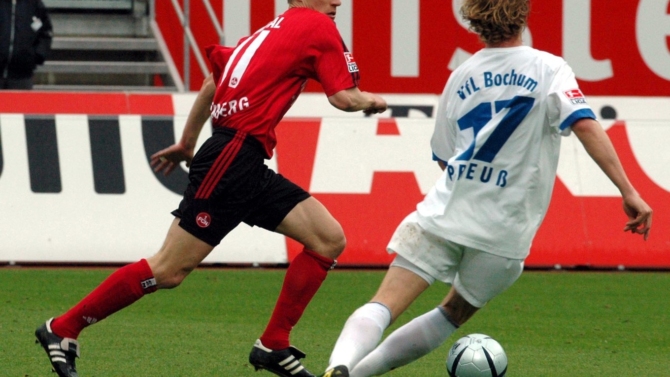 Hráč Norimberga Marek Mintál (vľavo) bojuje o loptu s hráčom Bochumu Tommy Bechmannom, archívna snímka.