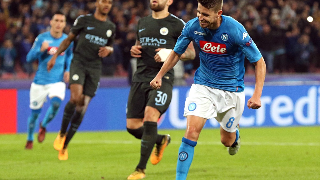 Jorginho (vpravo) dal z penalty druhý gól Neapola.