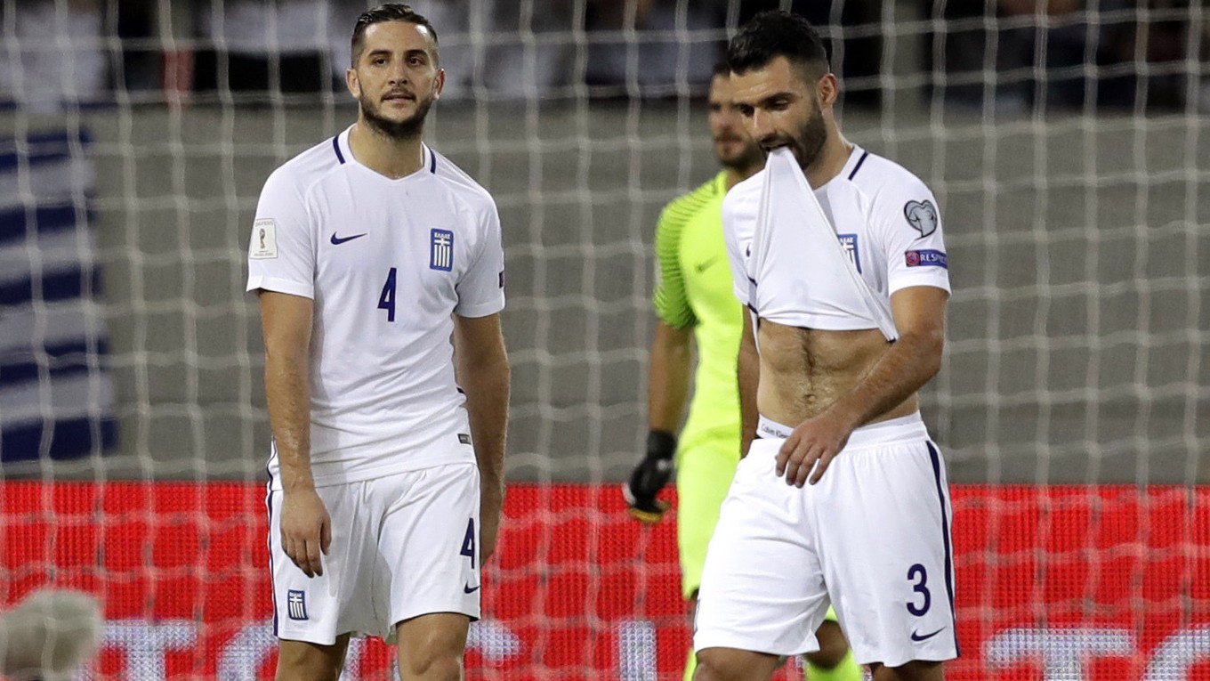 Obranca gréckej futbalovej reprezentácie Kostas Manolas (vľavo) dostal od FIFA stop na jeden zápas.
