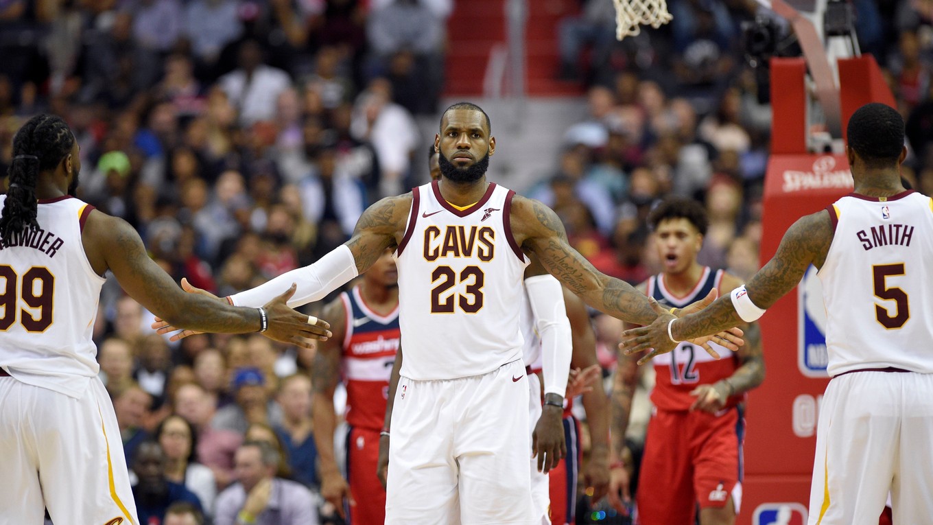 LeBron James (v strede).