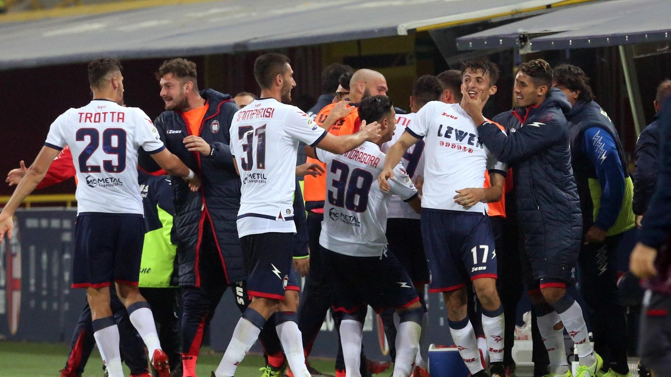 Futbalisti Crotone sa radujú po jednom z gólov.