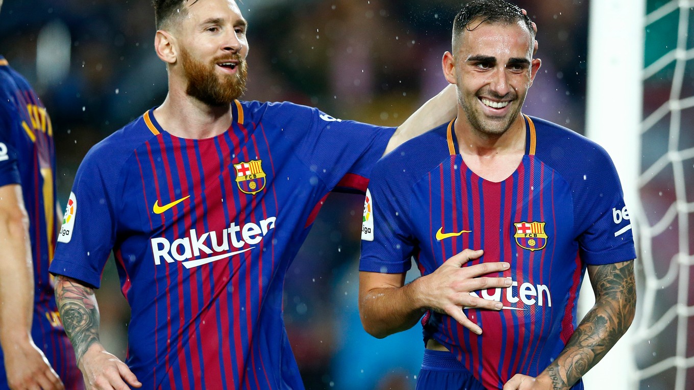 Lionel Messi (vľavo) blahoželá Pacovi Alcacerovi.