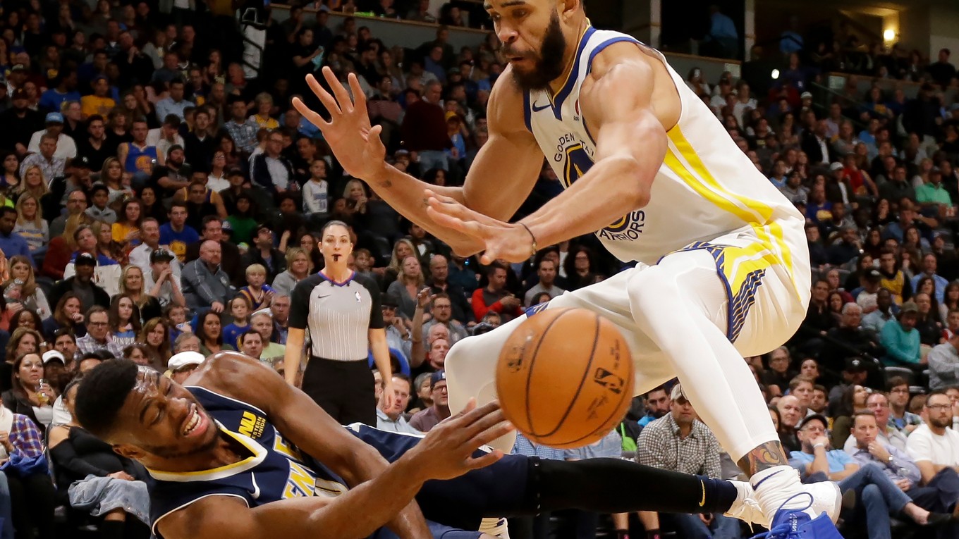 Momentka zo stretnutia Denver - Golden State.
