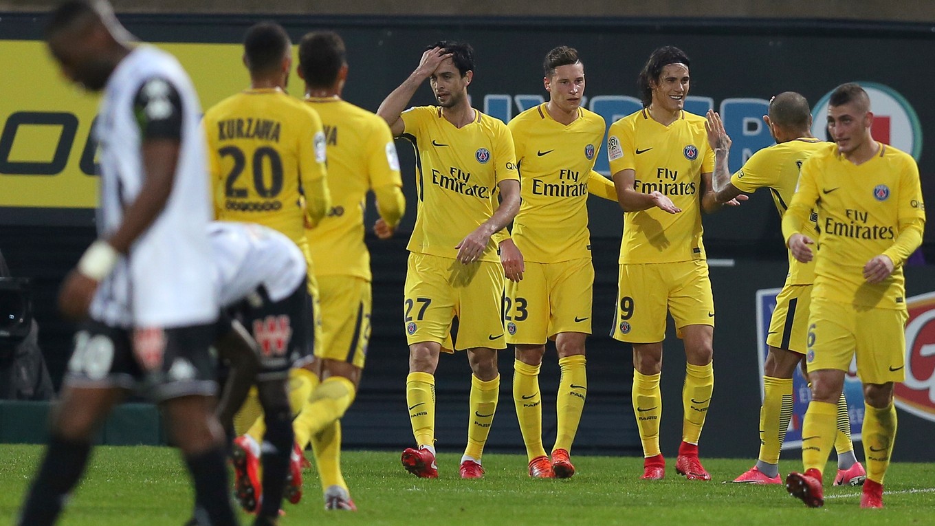 Futbalisti PSG sa radujú po jednom z gólov.