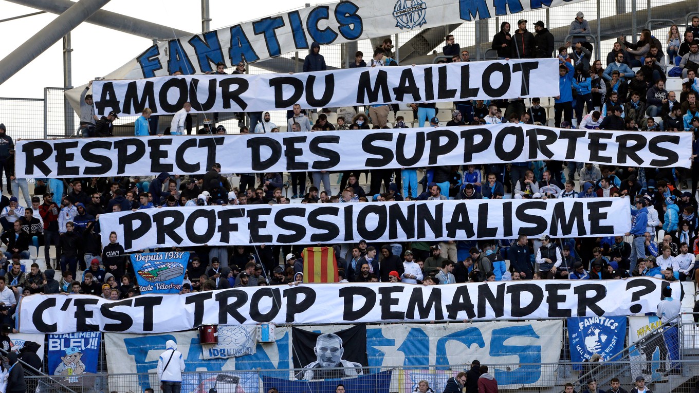 "Láska k dresu, rešpekt k fanúšikom, profesionalizmus - je toho tak veľa?" odkázali fanúšikovia Evrovi.