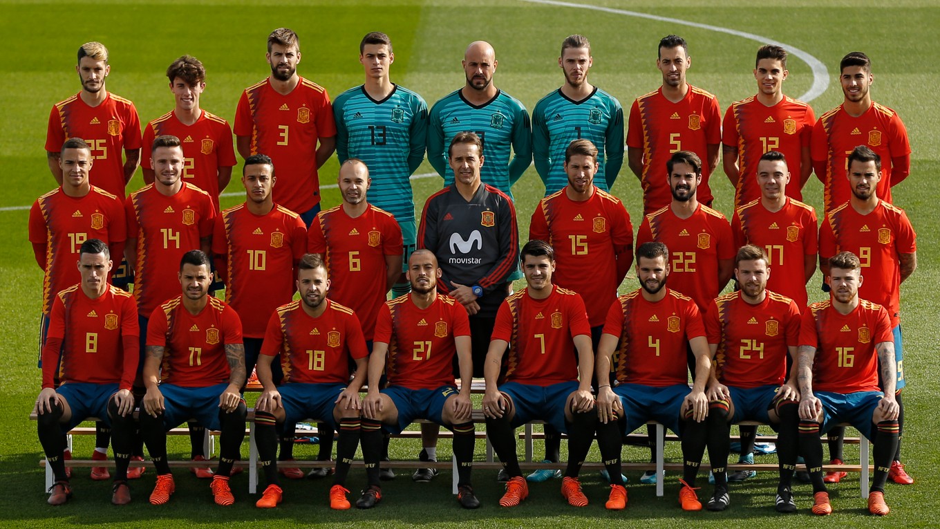 Hráči Španielska pózujú v nových dresoch.