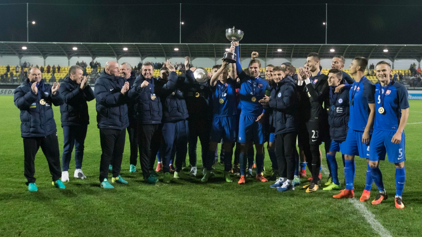 Sovenskí futbalisti oslavujú víťazstvo vo finále turnaja International Challenge Trophy.