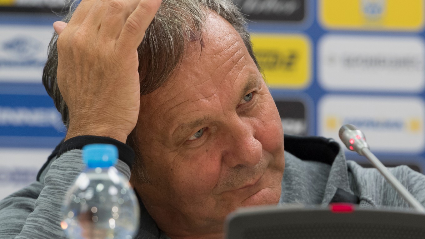 Jána Kozáka pred zápasom s Ukrajinom trápia zranenia hráčov.