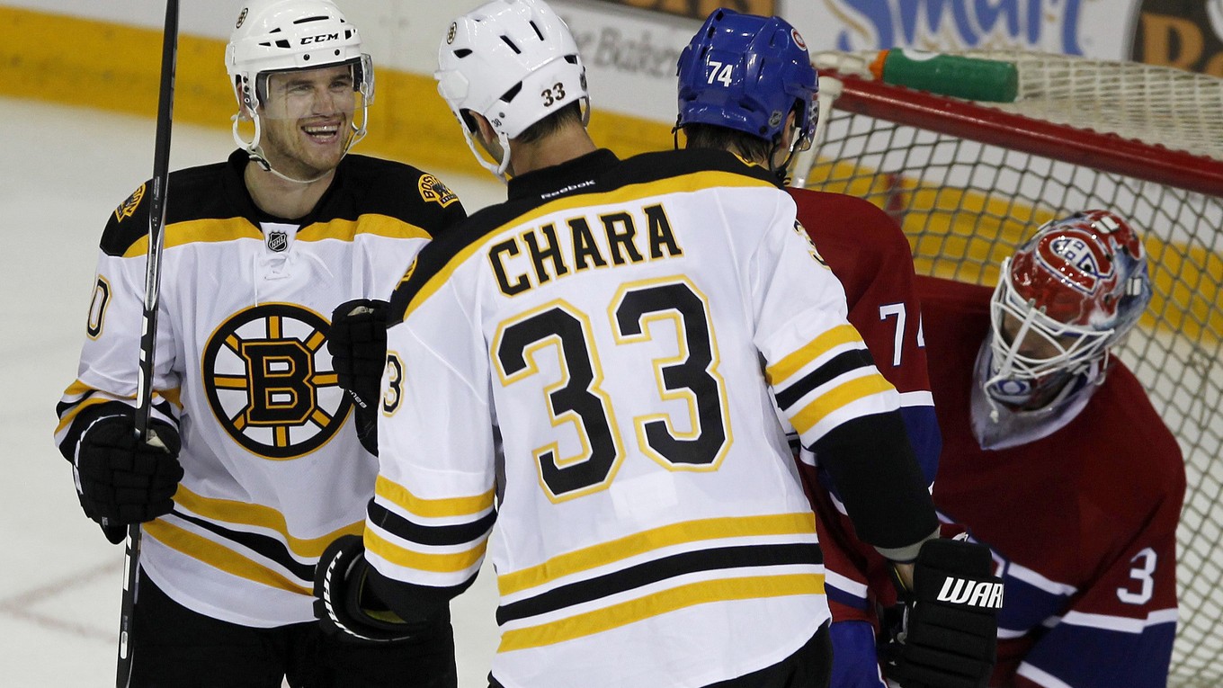 Daniel Paille (vľavo) bol v minulosti spoluhráčom Zdena Cháru v Bostone Bruins. Dnes si oblieka dres švédskeho Brynäsu a v zápase Ligy majstrov utrpel otras mozgu.