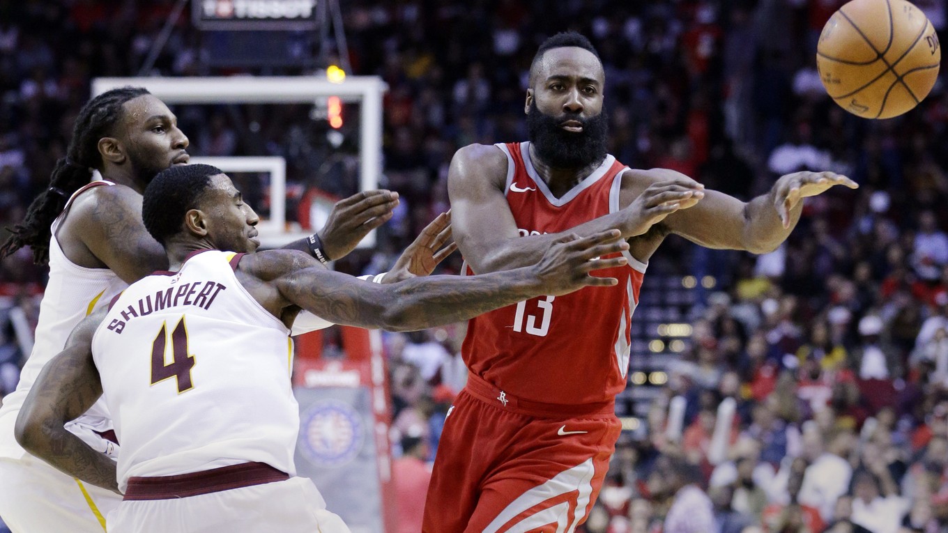 James Harden (vpravo) sa blysol druhým triple-double v sezóne.